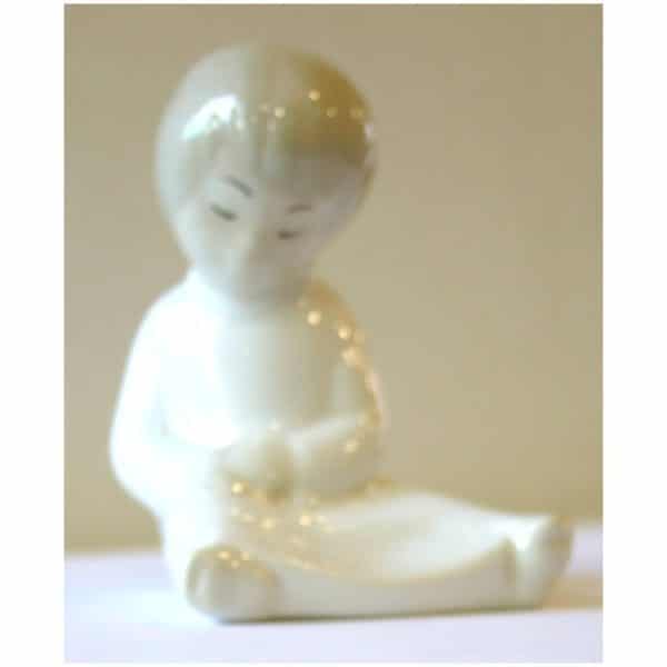 Figura Ceramica / Porcelana - Niño Sentado - Golfillo